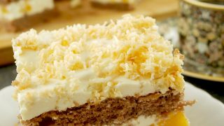 Ciasto Jej Wysokość – puszysty biszkopt z kremem i brzoskwiniami