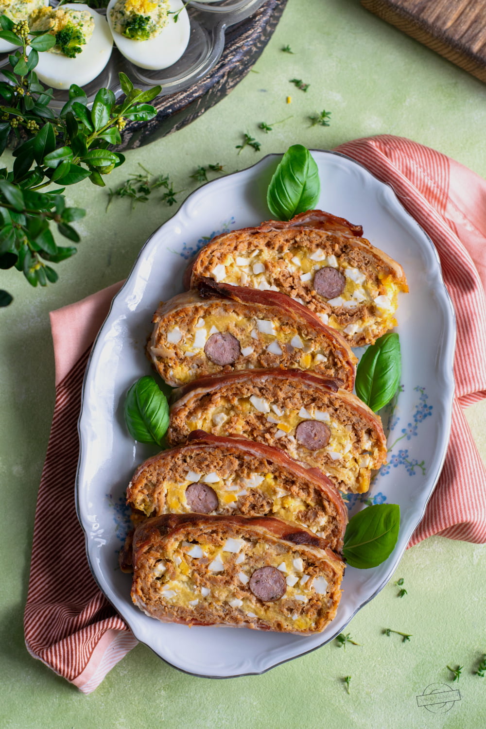 Pieczeń z jajkami i kabanosem