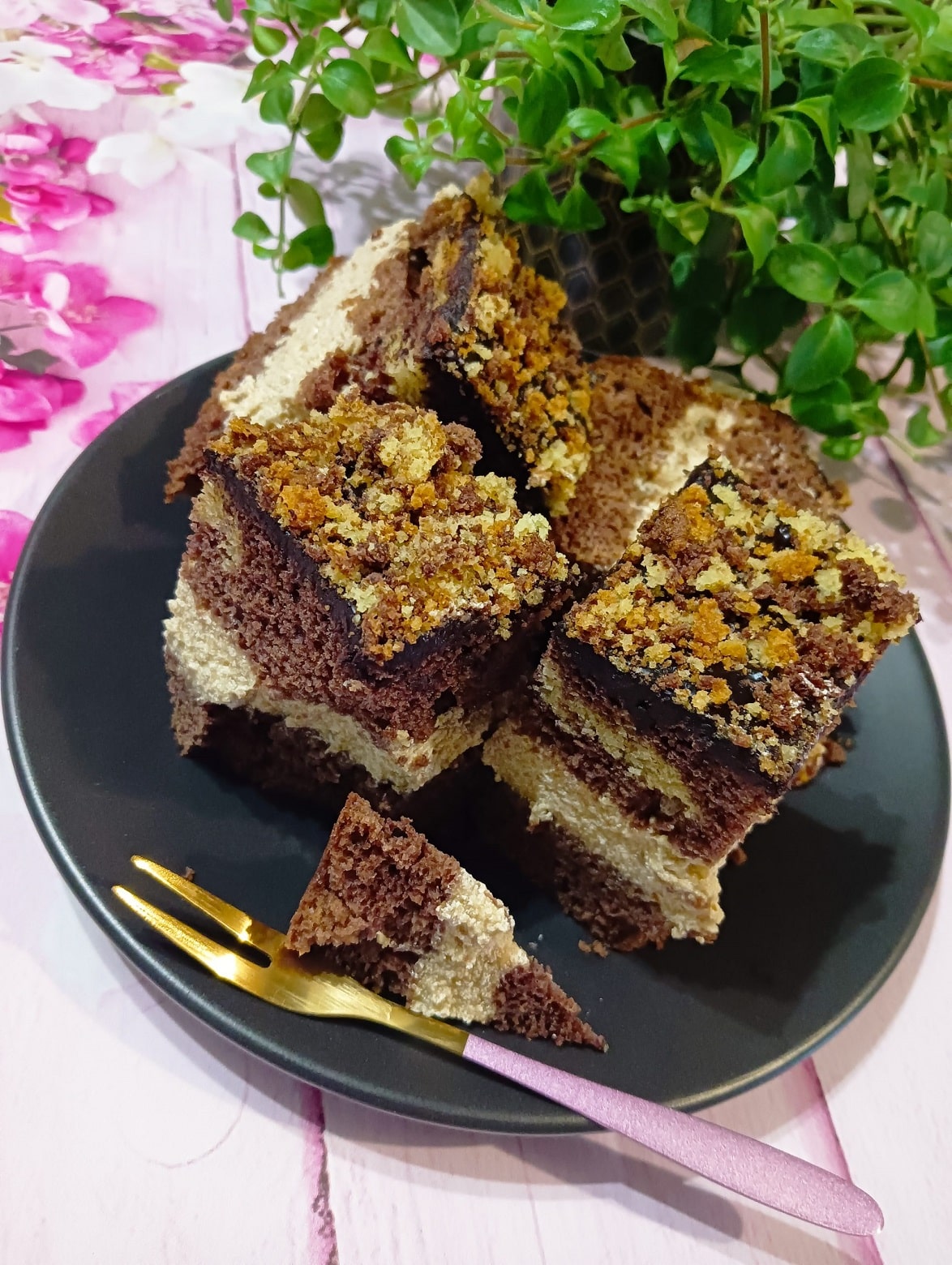 Murzynek przełożony kremem budyniowym