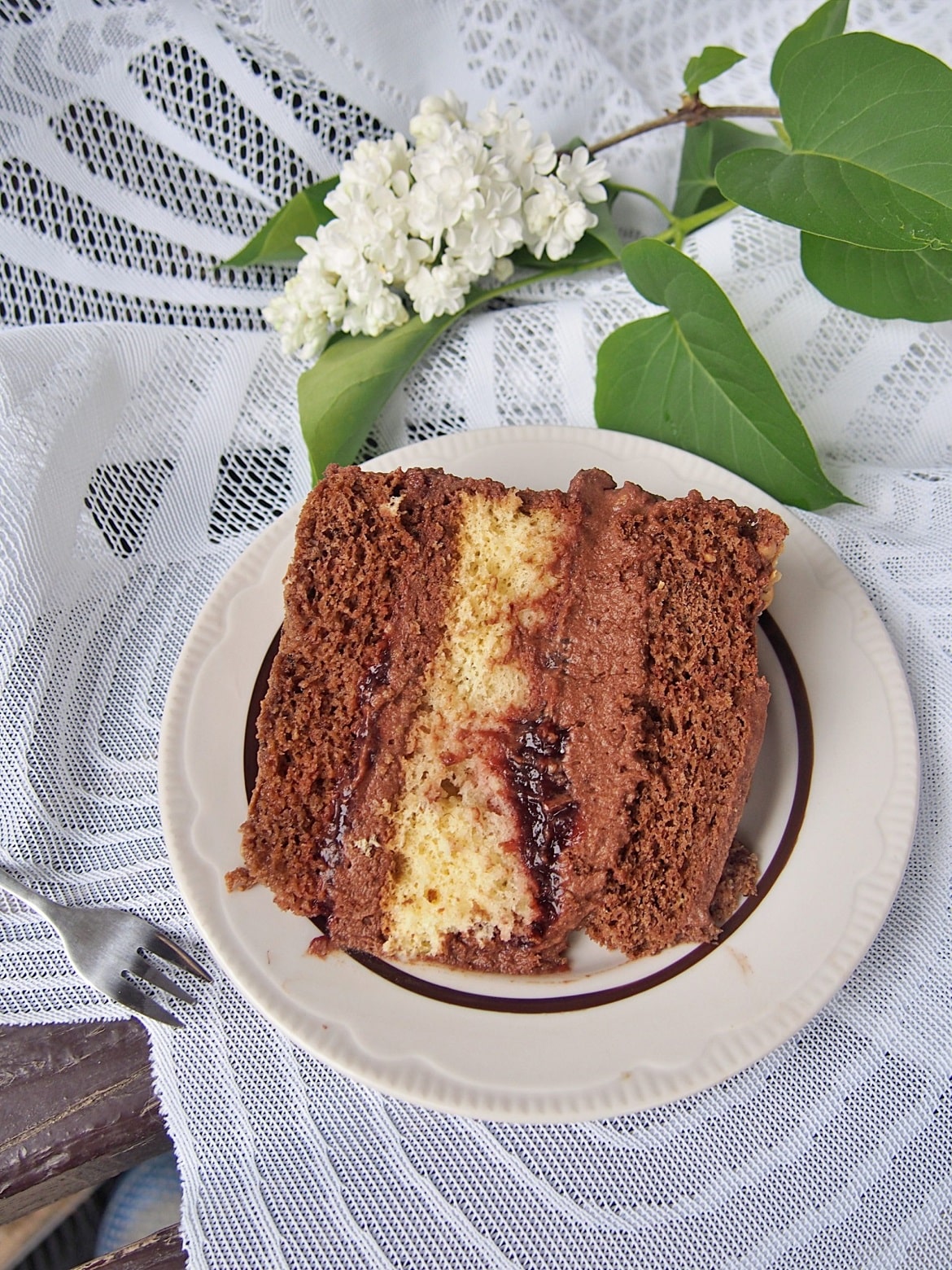 Tort orzechowy z kremem michałkowym