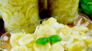 Sałatka z ogórków w plastrach i cebuli – przetwory na zimę