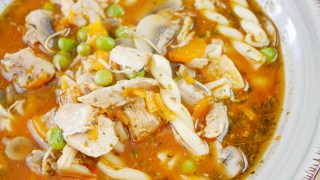 Zupa z kurczakiem i makaronem – pyszny pomysł na sycące danie