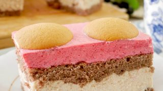 Ciasto Pupilek – puszysty biszkopt z kremem kukułkowym i pianką