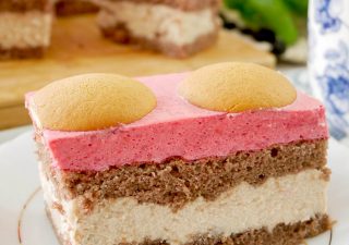 Ciasto Pupilek – puszysty biszkopt z kremem kukułkowym i pianką