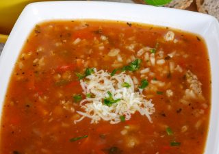 Rozgrzewająca zupa z mięsem i warzywami
