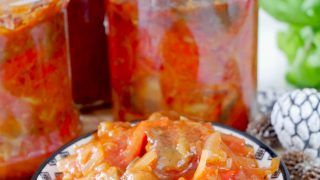 Grzyby w pomidorach – sałatka grzybowa do słoików