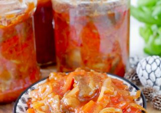 Grzyby w pomidorach – sałatka grzybowa do słoików
