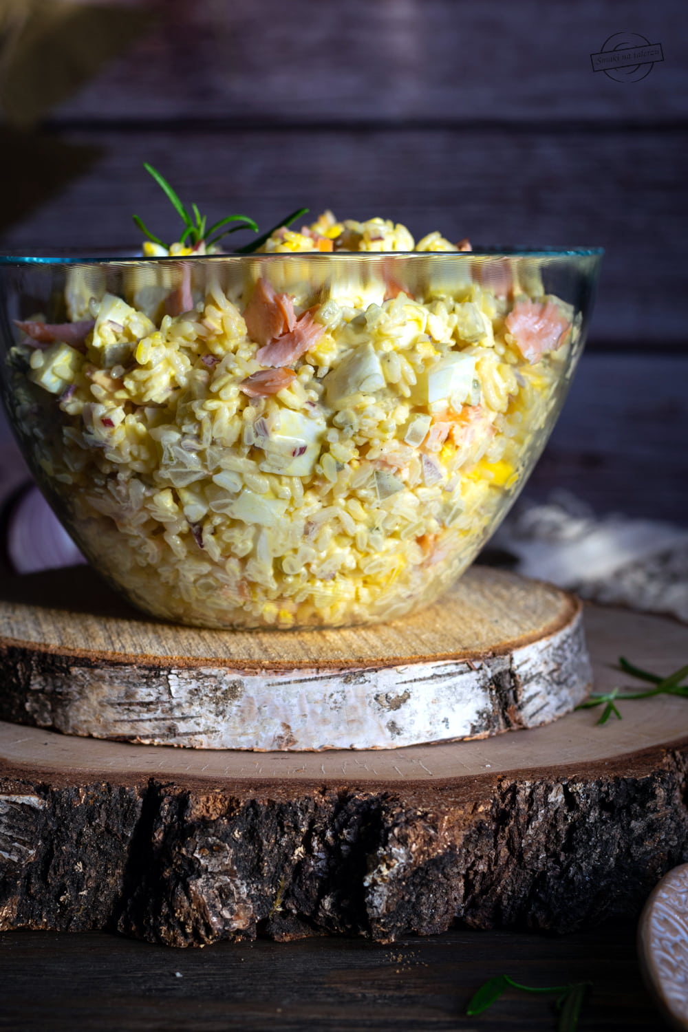 Sałatka ryżowa z wędzonym łososiem