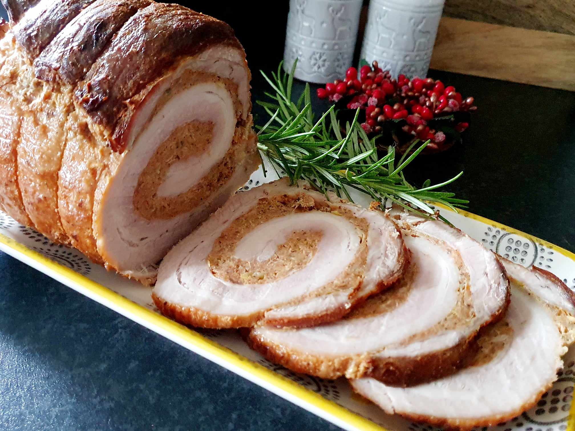 Pieczona rolada z boczku i mielonego mięsa.