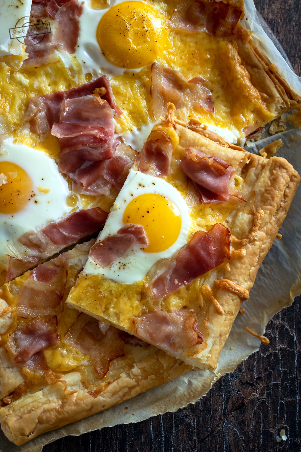 Ciasto francuskie z serem cheddar, jajkiem sadzonym i boczkiem