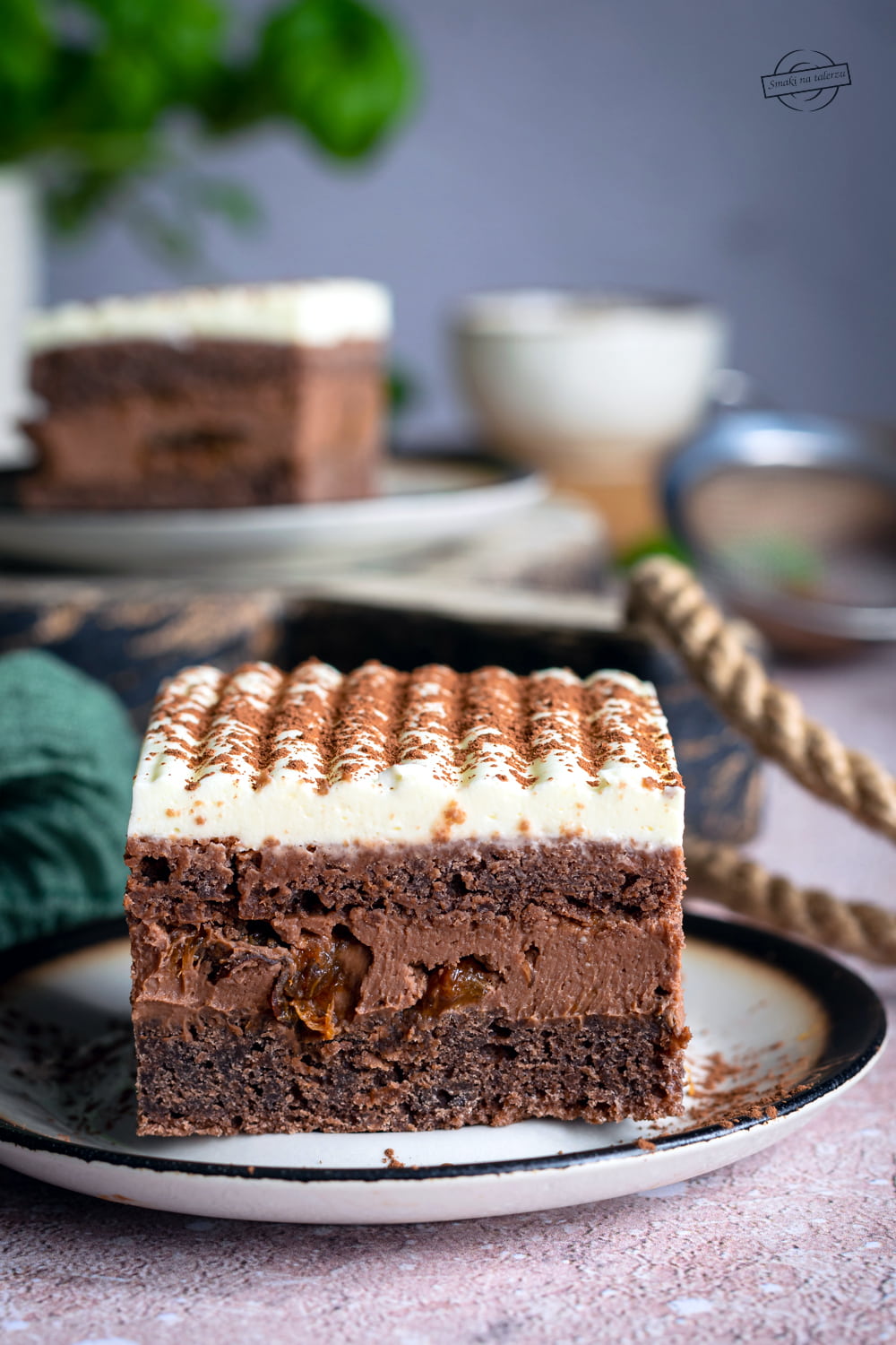 Kakaowe ciasto z kremem czekoladowym, rumowymi śliwkami i bitą śmietaną