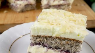 Ciasto Pelagia – makowy biszkopt z kremem i bitą śmietaną