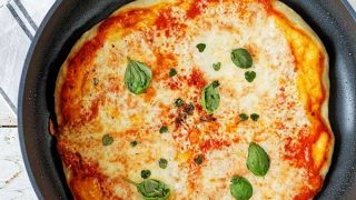 Przepis na pizzę z patelni