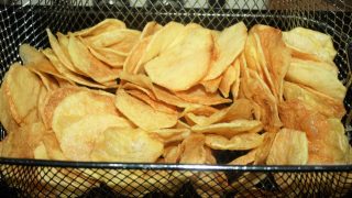 Domowe chipsy ziemniaczane solone