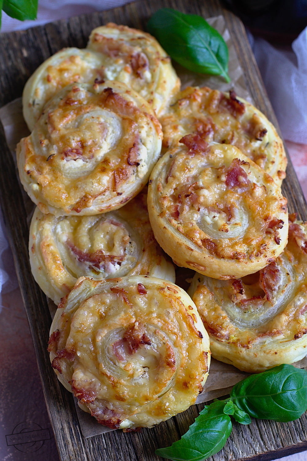 Ślimaczki z ciasta francuskiego z boczkiem