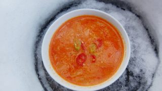 Rozgrzewająca słodko-kwaśna zupa chili