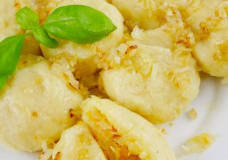 Kluski ziemniaczane z kapustą kiszoną – pyszny pomysł na obiad