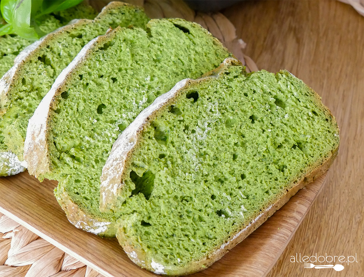 Chleb ze świeżym szpinakiem