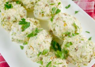 Jajka faszerowane brokułem i szynką – pyszna i efektowna przekąska