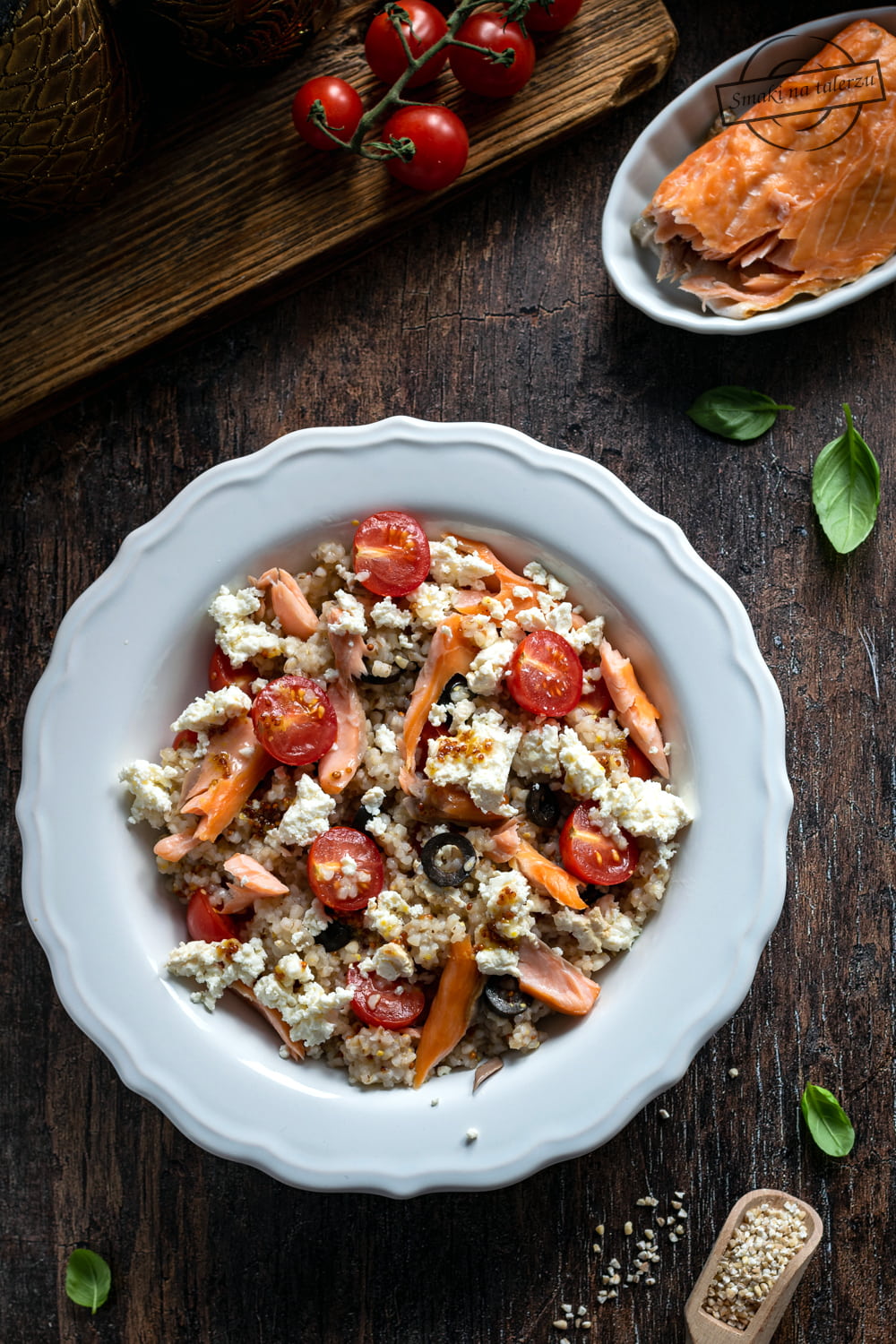 Sałatka z kaszą i wędzonym łososiem