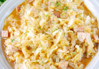 Bigos z młodej kapusty – łatwy przepis na pyszny obiad