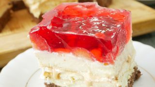 Ciasto Truskawkowa Zachcianka – pyszny biszkopt z kremem i galaretką