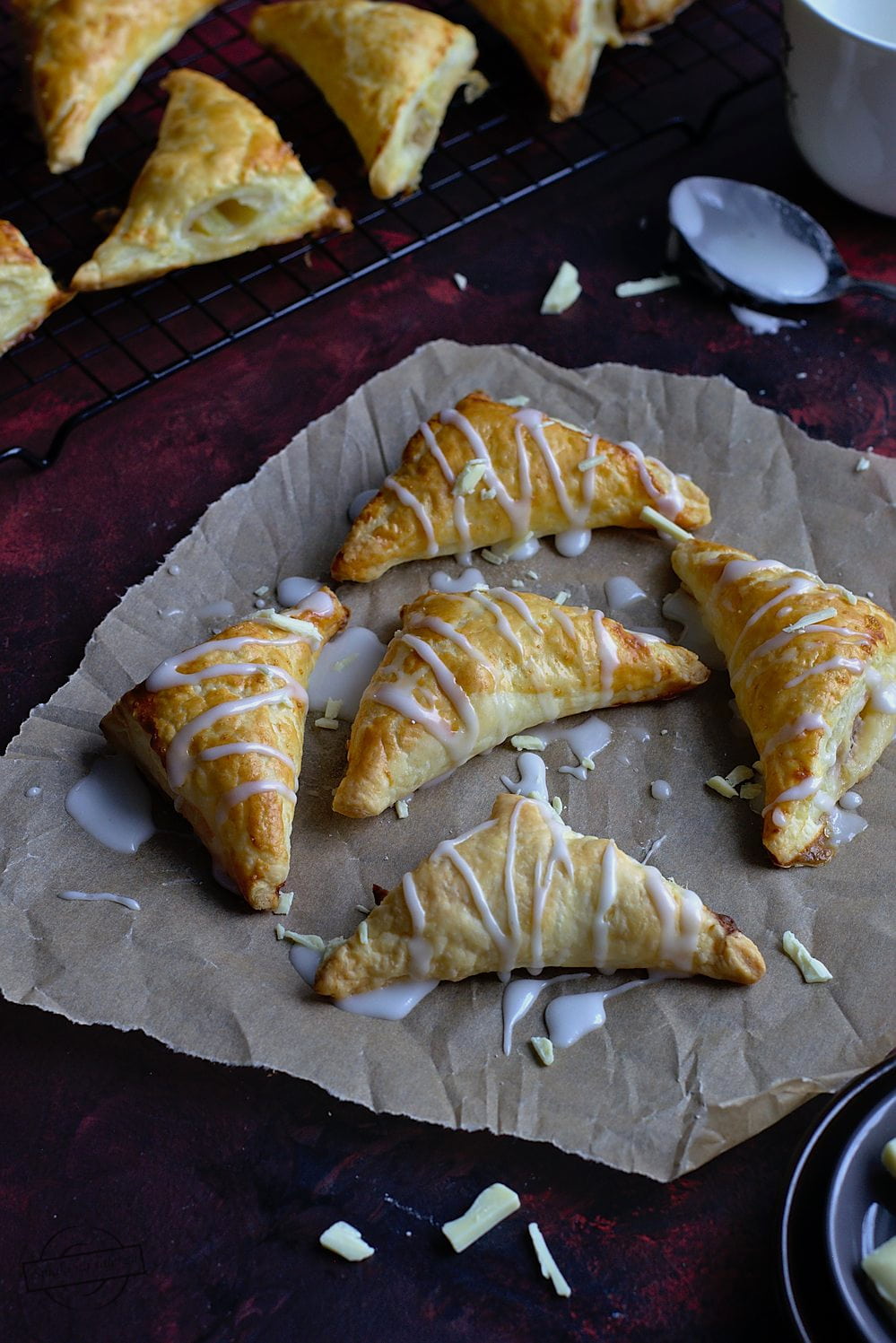 Rożki z ciasta francuskiego z rabarbarem i białą czekoladą