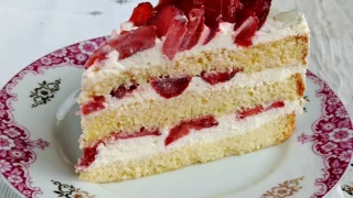 Tort Z Bitą Śmietaną , Mascarpone I Truskawkami