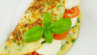 Omlet Caprese ze szczypiorem