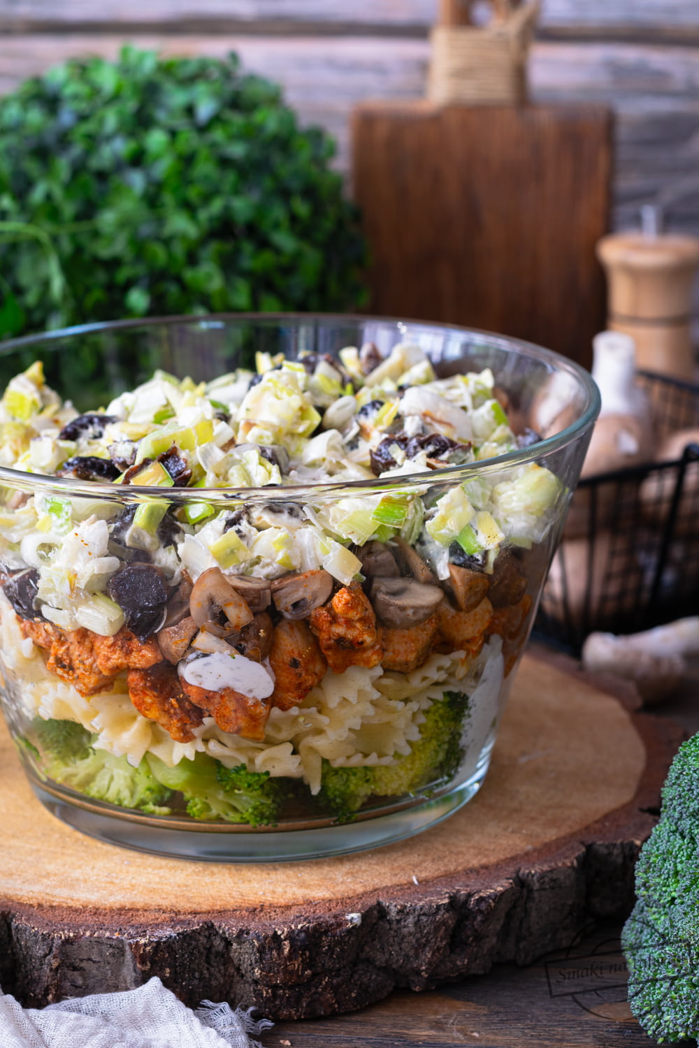 Sałatka makaronowa z kurczakiem, brokułem i pieczarkami