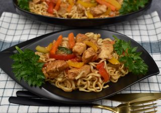 Chow Mein z warzywami i kurczakiem