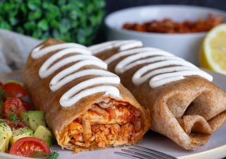 Tortilla z szarnanym indykiem (chimichanga)