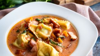 Zupa z kiełbasą i tortellini