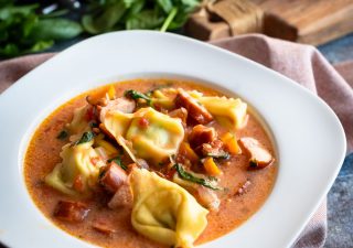 Zupa z kiełbasą i tortellini