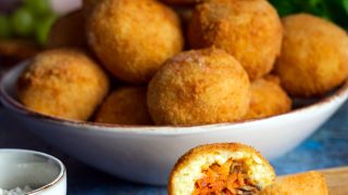 Arancini - kulki z ryżu z mięsnym nadzieniem