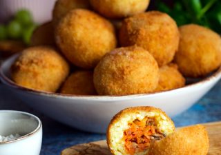 Arancini - kulki z ryżu z mięsnym nadzieniem