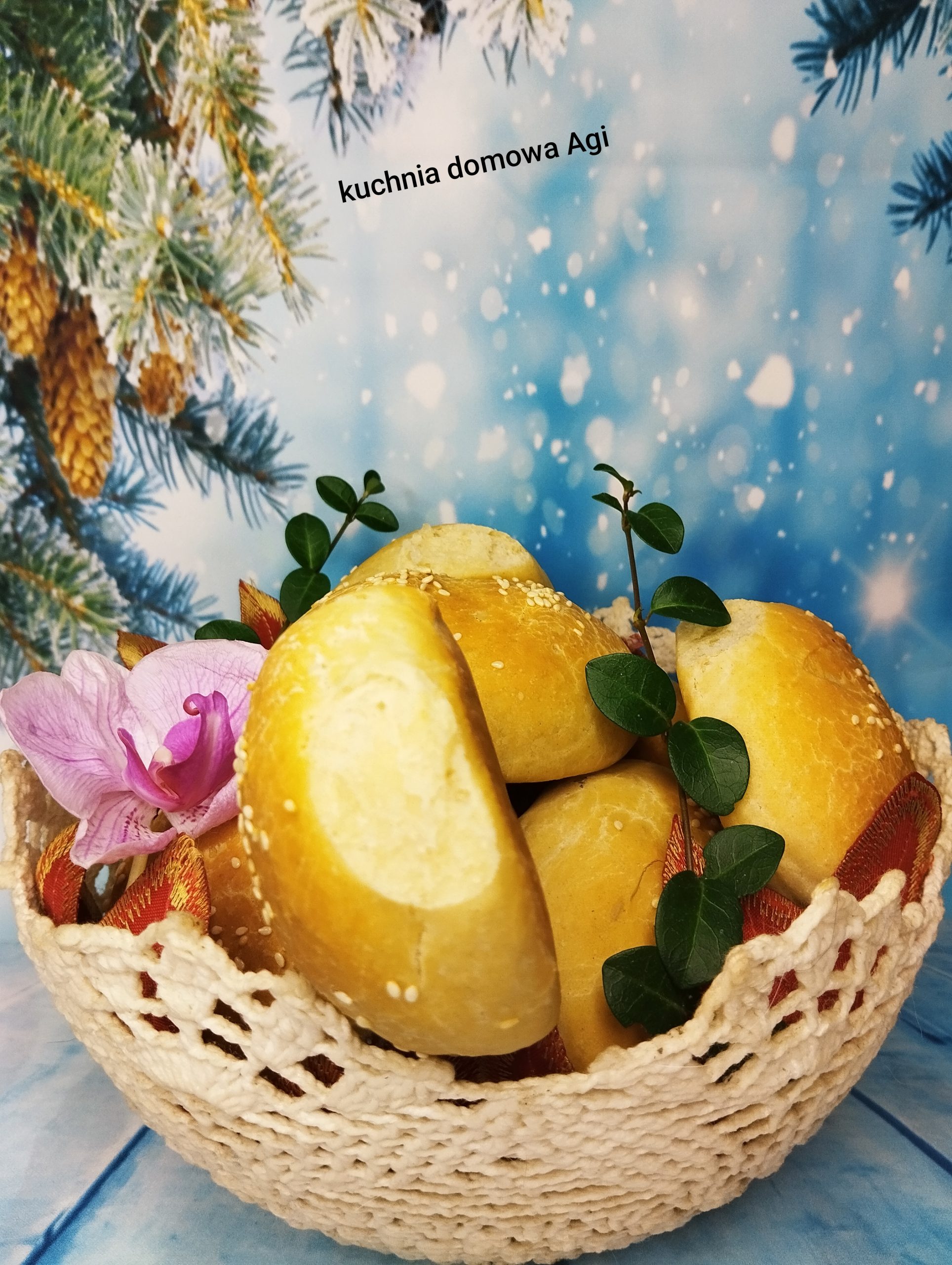 Pyszne bułki śniadaniowe z przedziałkiem posypane sezamem