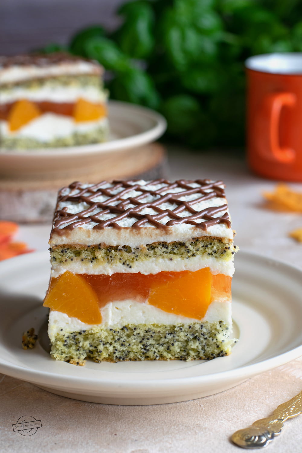 Piegusek z brzoskwiniami