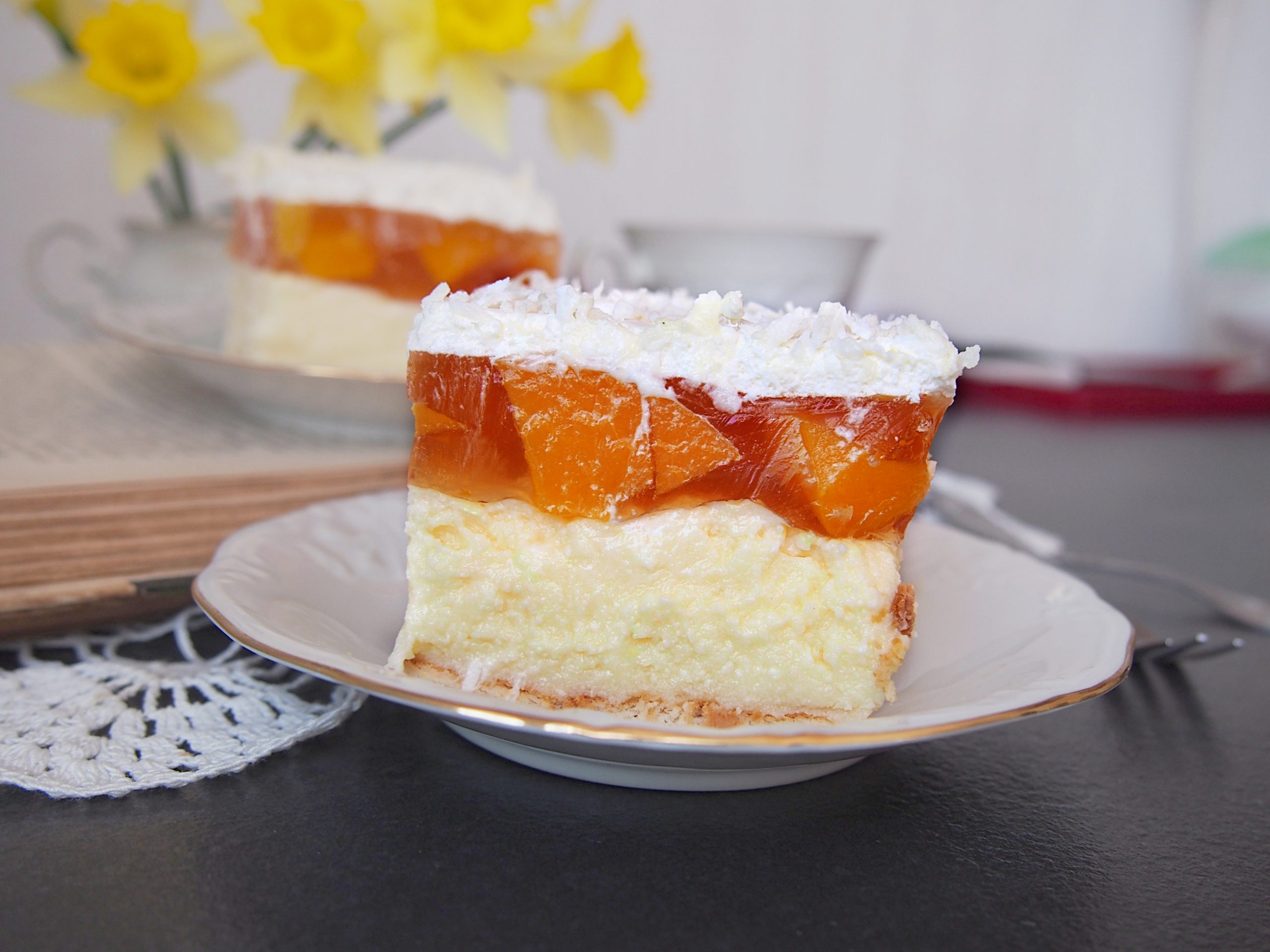 Sernik gotowany z brzoskwiniami