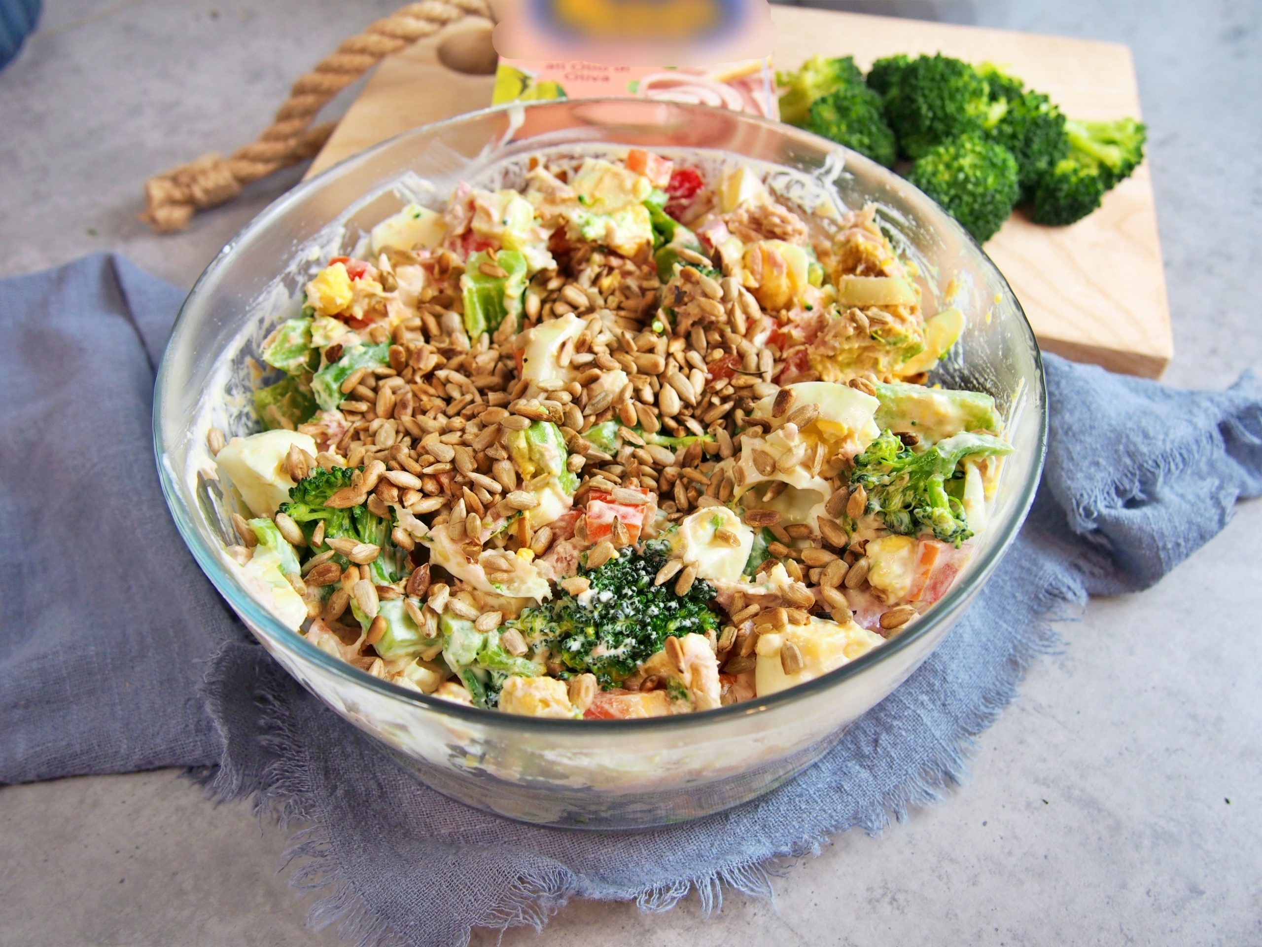 sałatka brokułowa z tuńczykiem i sosem czosnkowym