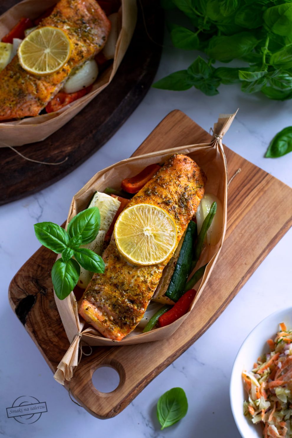 Łosoś z pieczonymi warzywami i surówką z kiszonego ogórka