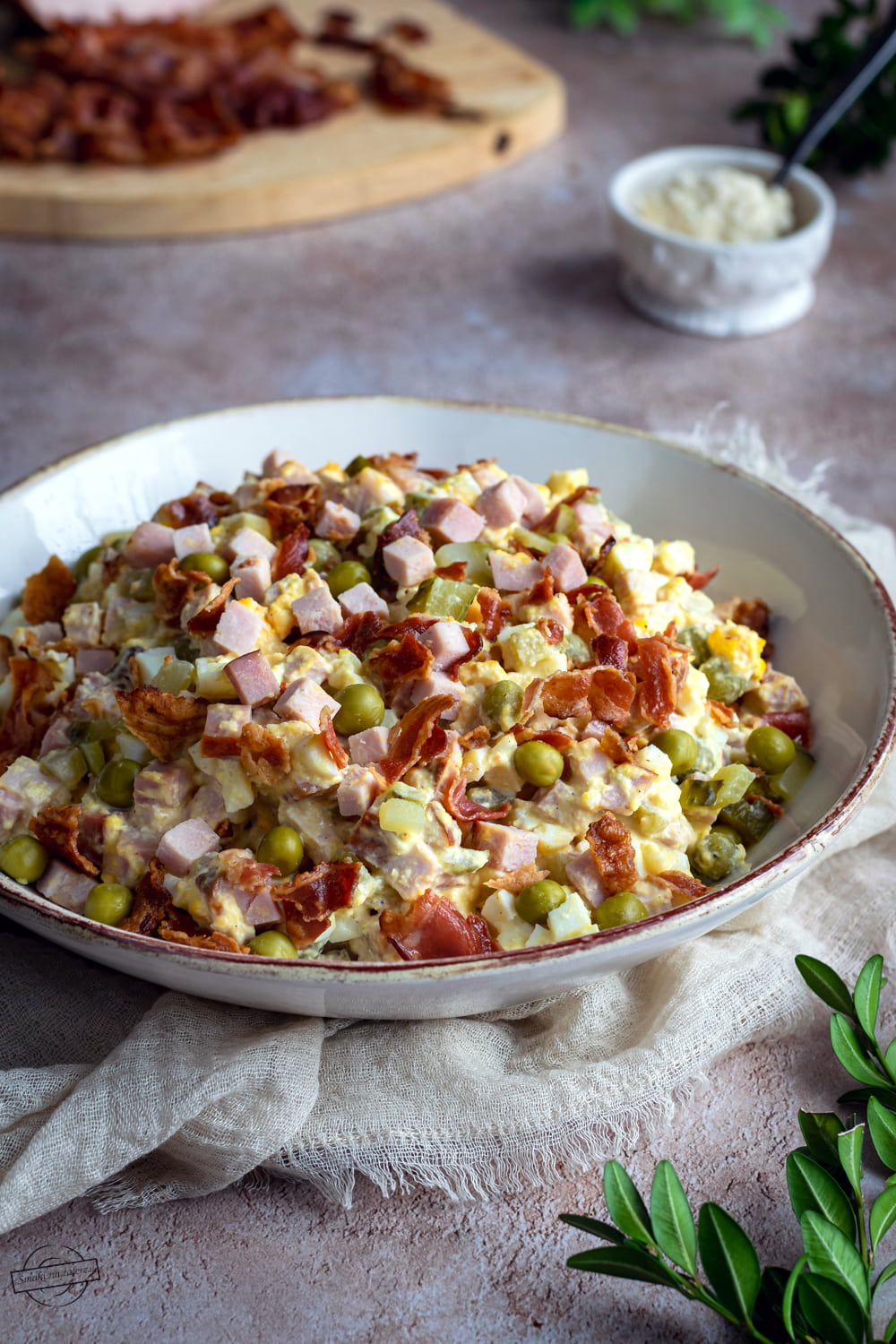 Wielkanocna sałatka jajeczno-szynkowa