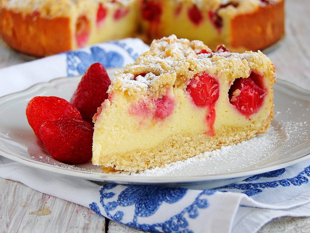 Sernik z truskawkami i z kruszonką