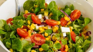 Sałatka z fetą, kukurydzą i pomidorkami