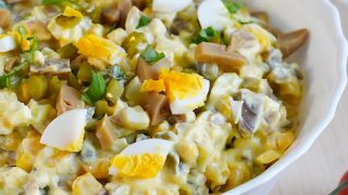 Sałatka z jajkiem i pieczarkami marynowanymi