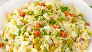 Sałatka z kabanosem i groszkiem