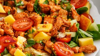 Sałatka z kurczakiem camembertem i brzoskwinią