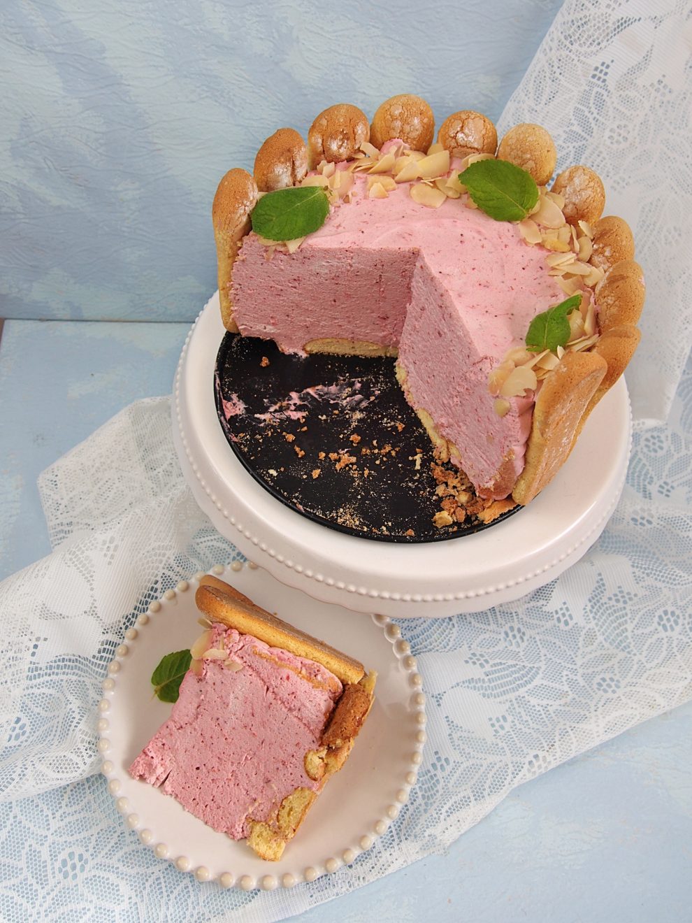 Charlotte z musem truskawkowym