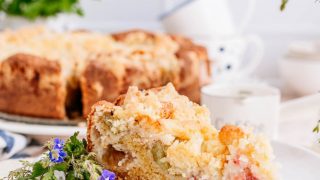 Ciasto z rabarbarem i kruszonką