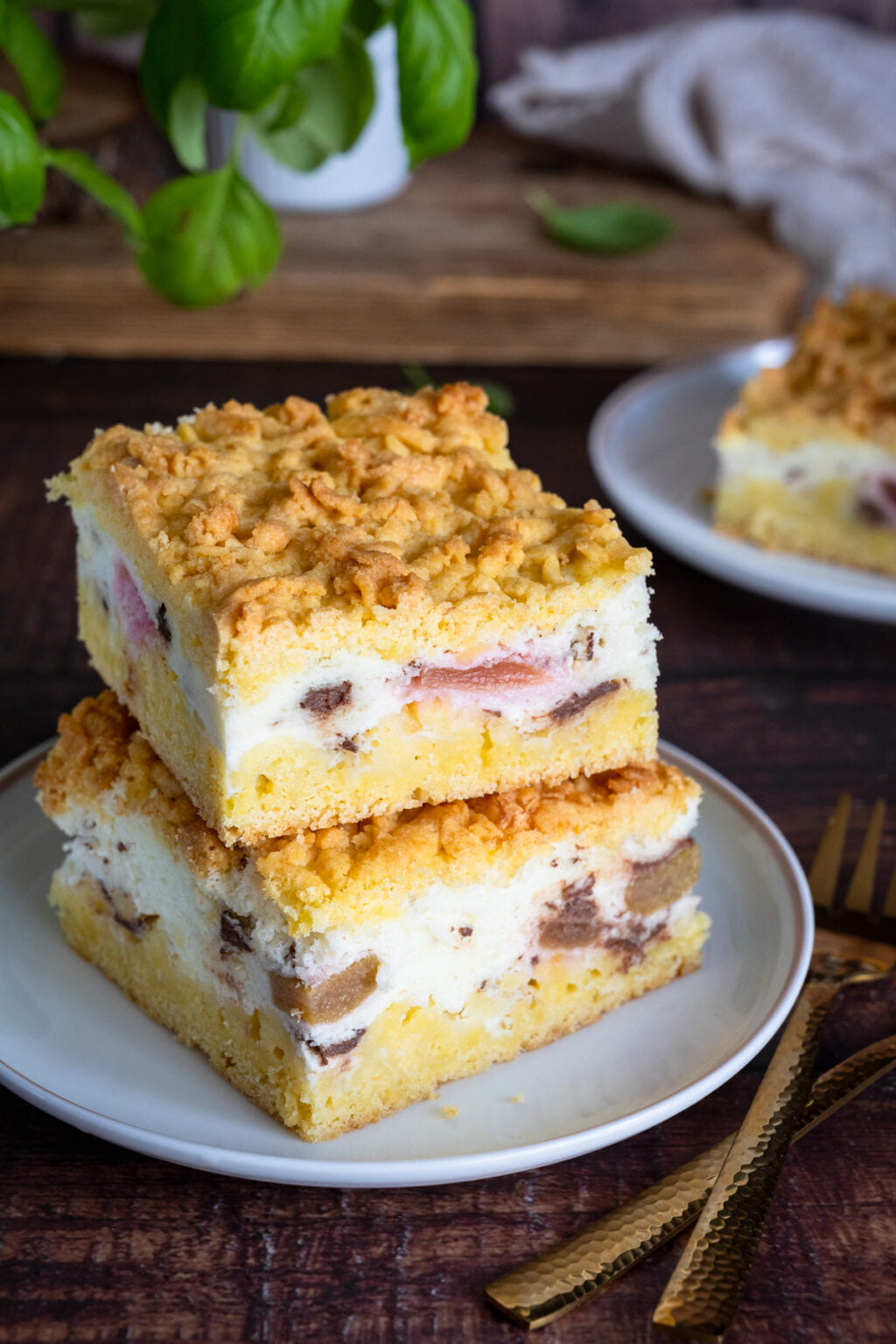 Kruche ciasto z rabarbarem i budyniową pianką